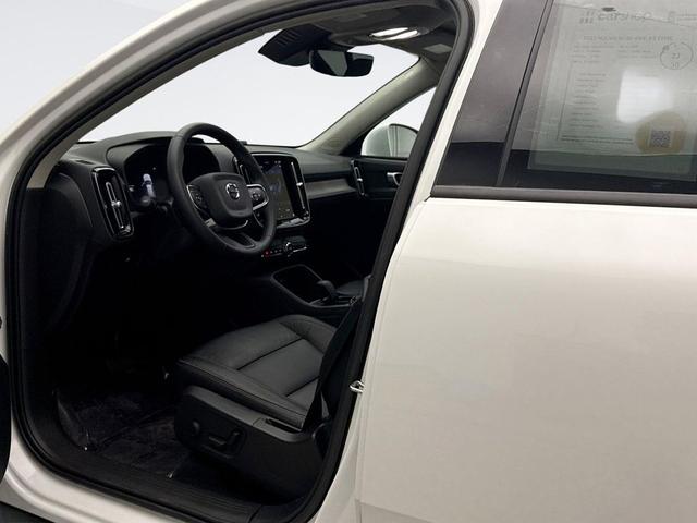 Photo of 2023 Crystal White Metallic Volvo XC40