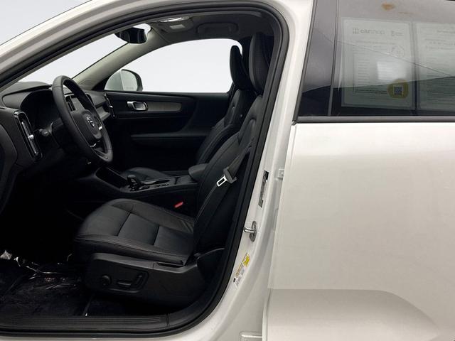 Photo of 2023 Crystal White Metallic Volvo XC40