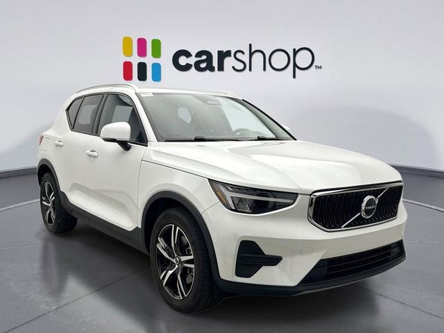 Photo of 2023 Crystal White Metallic Volvo XC40