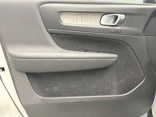 Photo of 2023 Crystal White Metallic Volvo XC40
