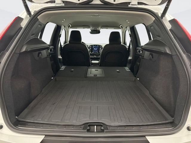Photo of 2023 Crystal White Metallic Volvo XC40
