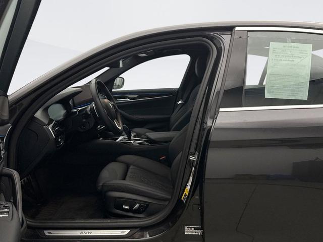 Photo of 2023 Dark Graphite Metallic BMW 530e