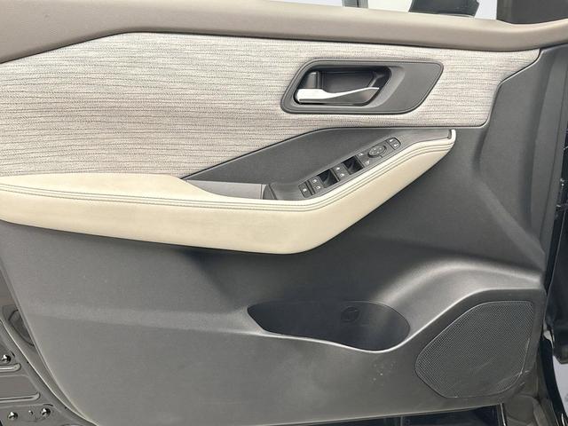Photo of 2023 Super Black Nissan Rogue