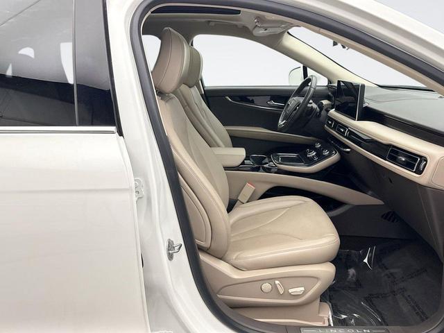 Photo of 2022 PRISTINE WHITE MET 3C Lincoln Nautilus