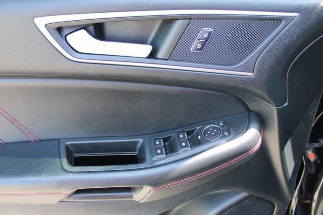 Photo of 2022 Agate Black Metallic Ford Edge