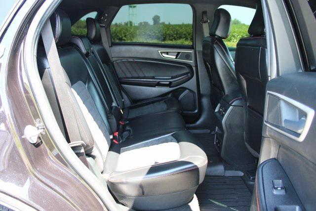 Photo of 2022 Agate Black Metallic Ford Edge