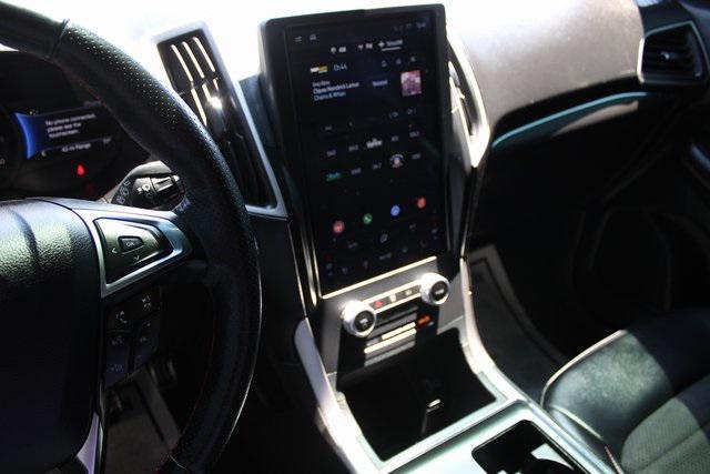 Photo of 2022 Agate Black Metallic Ford Edge