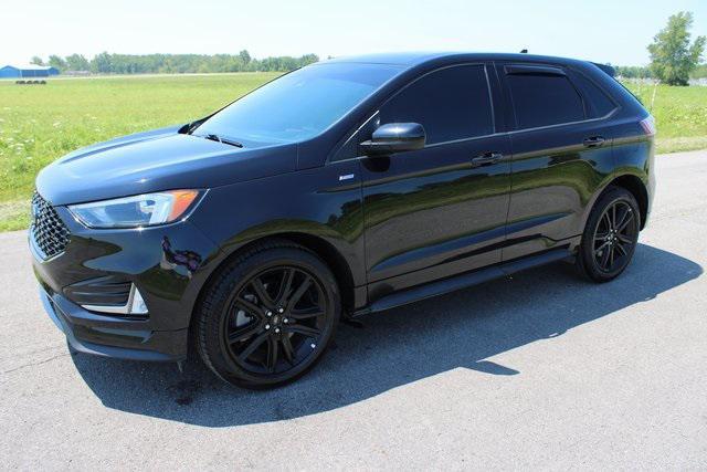 Photo of 2022 Agate Black Metallic Ford Edge