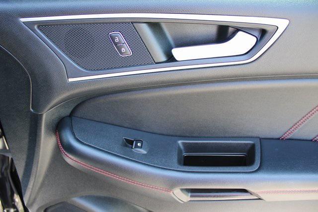 Photo of 2022 Agate Black Metallic Ford Edge