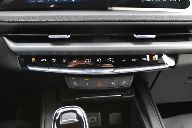 Photo of 2025 Crystal White Tricoat Cadillac XT4