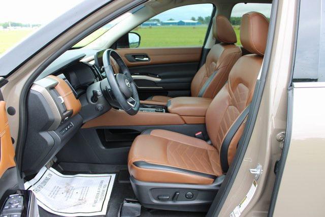 Photo of 2023 Baja Storm/Super Black Roof Nissan Pathfinder