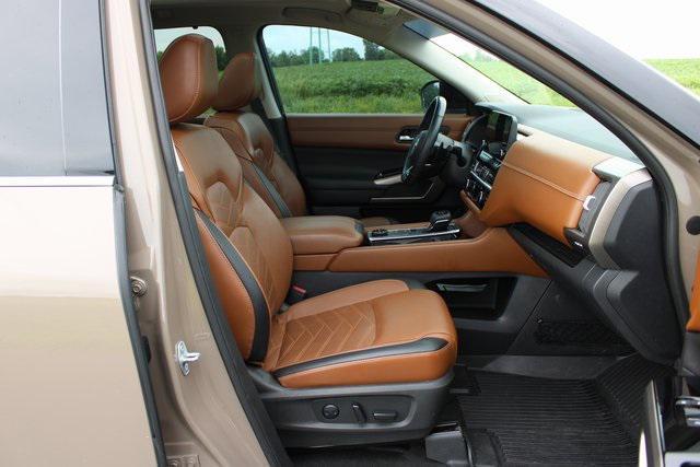 Photo of 2023 Baja Storm/Super Black Roof Nissan Pathfinder