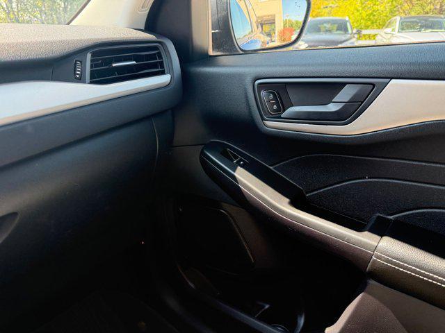 Photo of 2022 Atlas Blue Metallic Ford Escape