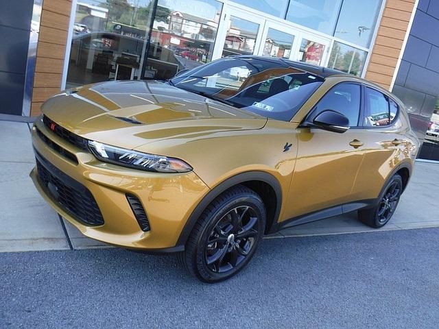 Photo of 2023 Gold Dodge Hornet