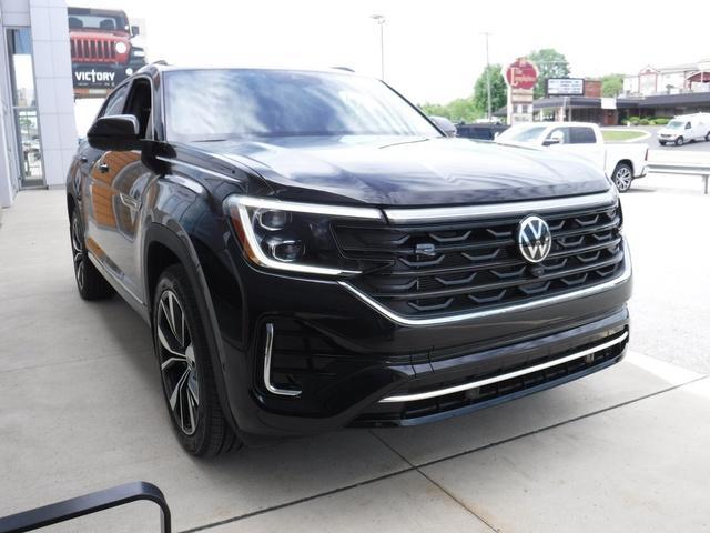 Photo of 2024 Deep Black Pearl Effect Volkswagen Atlas Cross Sport
