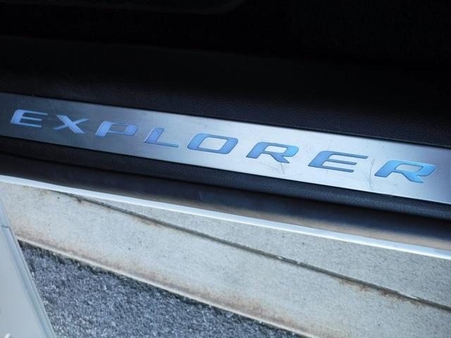 Photo of 2023 Star White Ford Explorer