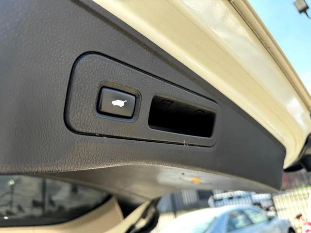 Photo of 2010 Pearl White Acura MDX