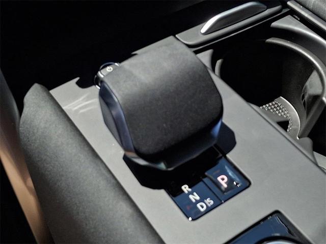 Photo of 2025 Fuji White Land Rover Discovery