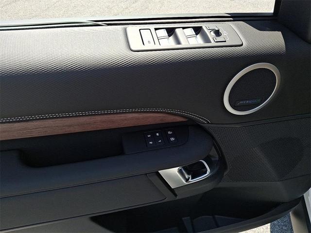 Photo of 2025 Fuji White Land Rover Discovery