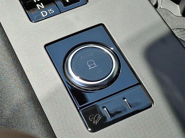 Photo of 2025 Fuji White Land Rover Discovery