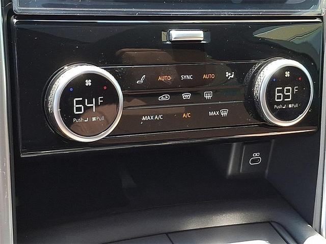 Photo of 2025 Fuji White Land Rover Discovery