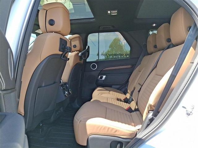 Photo of 2025 Fuji White Land Rover Discovery