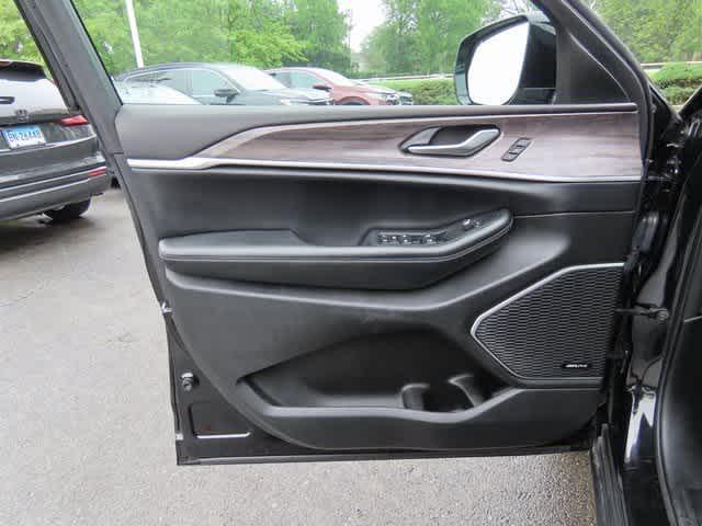 Photo of 2022 Diamond Black Crystal Pearlcoat Jeep Grand Cherokee L