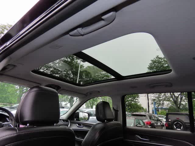 Photo of 2022 Diamond Black Crystal Pearlcoat Jeep Grand Cherokee L