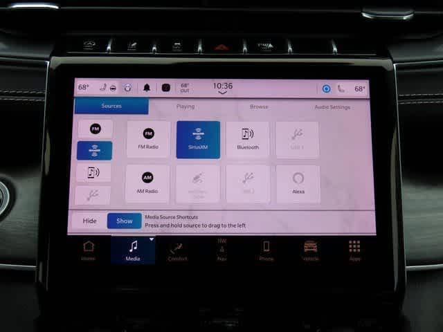 Photo of 2022 Diamond Black Crystal Pearlcoat Jeep Grand Cherokee L