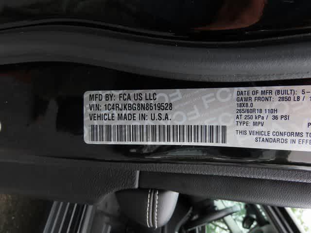 Photo of 2022 Diamond Black Crystal Pearlcoat Jeep Grand Cherokee L