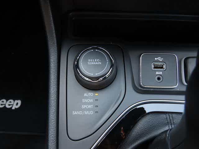 Photo of 2019 Bright White Clearcoat Jeep Cherokee