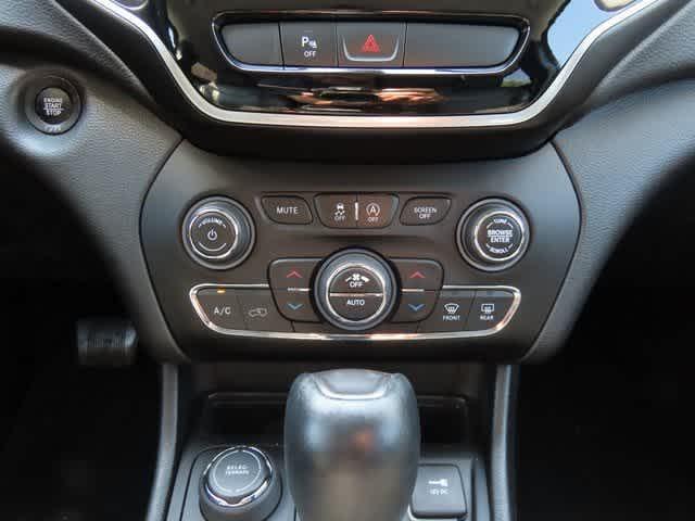 Photo of 2019 Bright White Clearcoat Jeep Cherokee