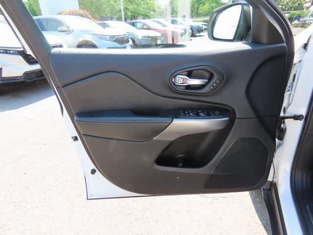Photo of 2019 Bright White Clearcoat Jeep Cherokee