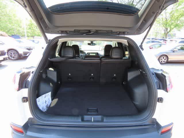 Photo of 2019 Bright White Clearcoat Jeep Cherokee