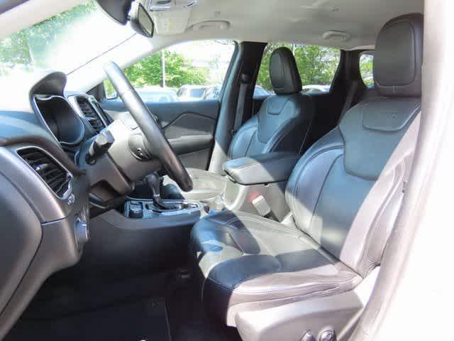 Photo of 2019 Bright White Clearcoat Jeep Cherokee