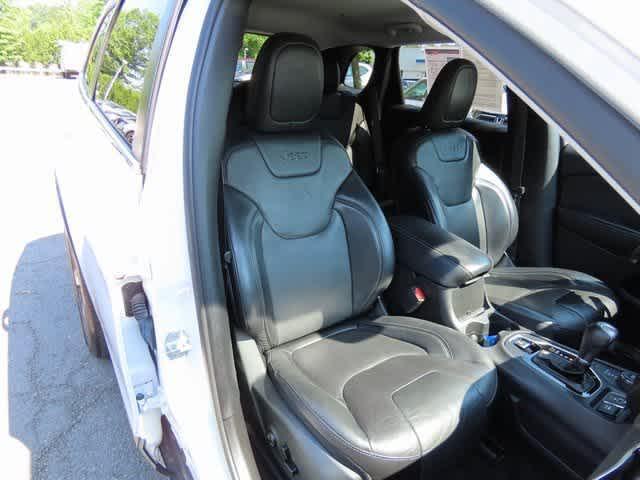 Photo of 2019 Bright White Clearcoat Jeep Cherokee