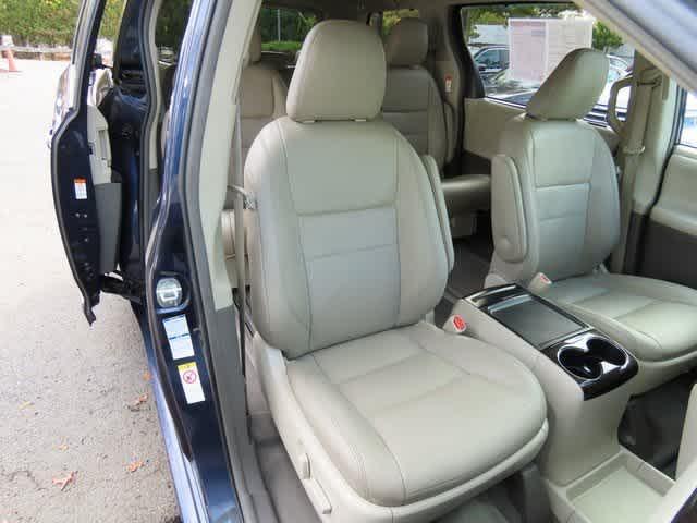 Photo of 2019 Parisian Night Pearl Toyota Sienna