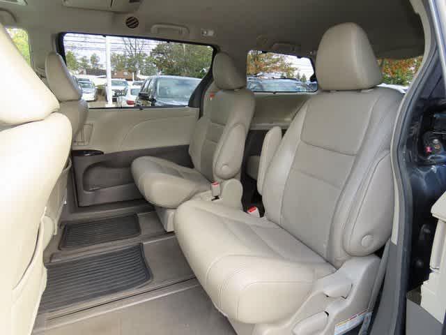 Photo of 2019 Parisian Night Pearl Toyota Sienna