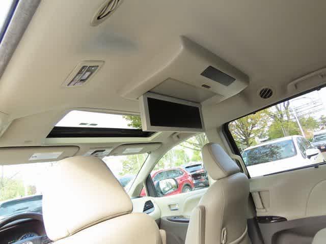 Photo of 2019 Parisian Night Pearl Toyota Sienna