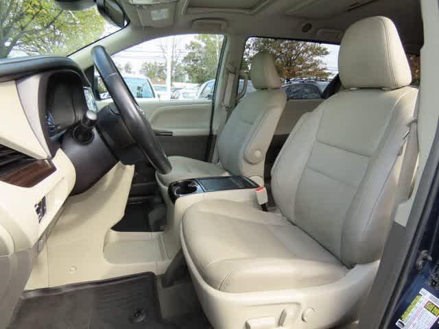 Photo of 2019 Parisian Night Pearl Toyota Sienna