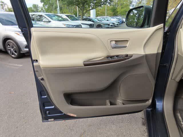 Photo of 2019 Parisian Night Pearl Toyota Sienna