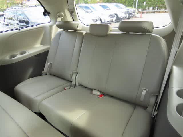 Photo of 2019 Parisian Night Pearl Toyota Sienna