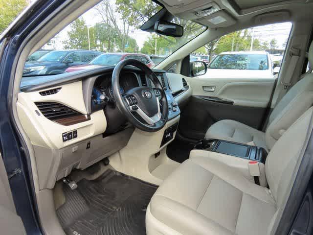 Photo of 2019 Parisian Night Pearl Toyota Sienna