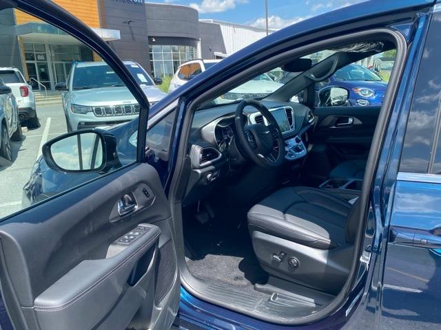 Photo of 2025 Fathom Blue Pearlcoat Chrysler Pacifica