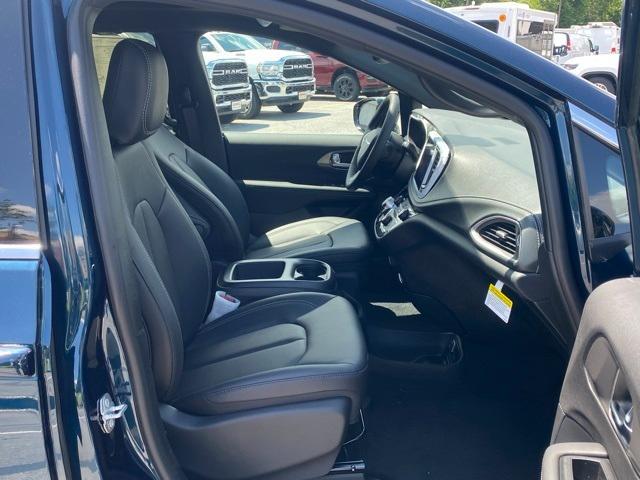Photo of 2025 Fathom Blue Pearlcoat Chrysler Pacifica