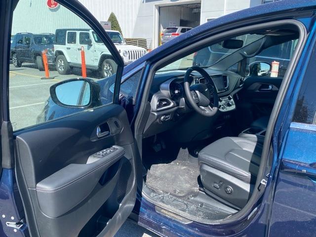 Photo of 2025 Fathom Blue Pearlcoat Chrysler Pacifica