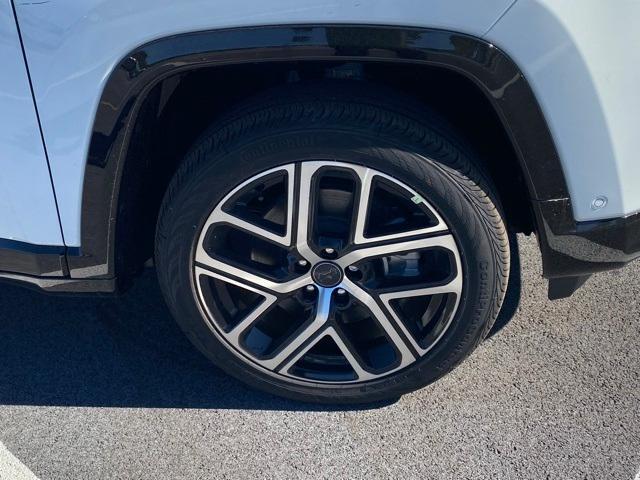 Photo of 2025 Bright White Clearcoat Jeep Compass