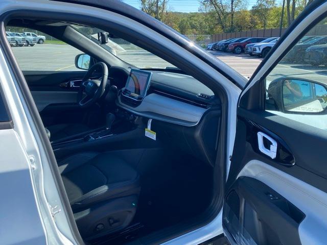 Photo of 2025 Bright White Clearcoat Jeep Compass