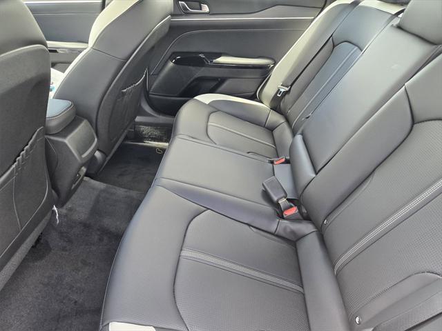 Photo of 2025 Snow White Pearl Kia K5