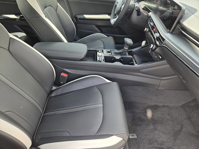 Photo of 2025 Snow White Pearl Kia K5